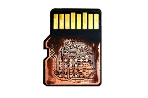 使用玻璃纤维笔刷打磨一体FLASH封装MicroSD卡
