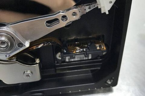 WD5000AAKX电源插反导致硬盘烧坏,电路板明显烧坏 拆开硬盘盘体后发现硬盘里面的磁头也烧成焦炭了